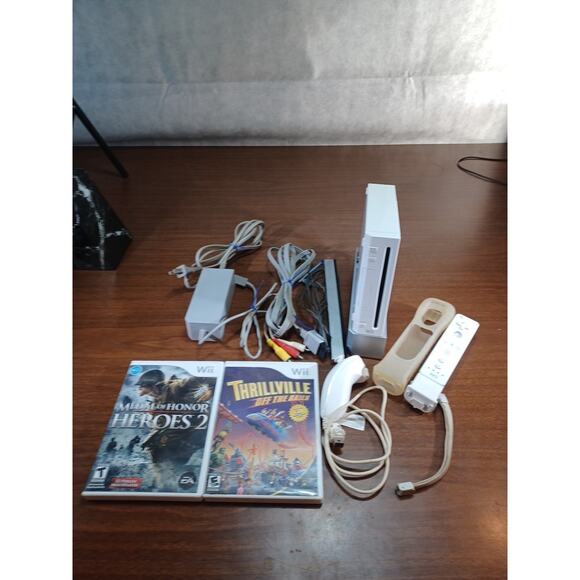 Nintendo Wii Consol Bundle Medal Of Honor/Thrillville Tested And Played - Picture 1 of 9